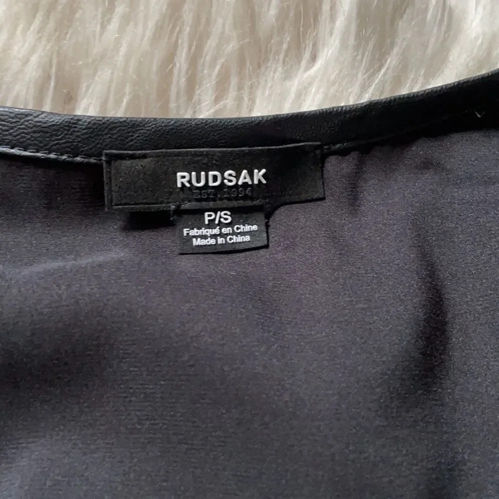 RUDSAK Black Hi/Low Silky Sleeveless Blouse w/Open Back (Size: Small) - Picture 5 of 14